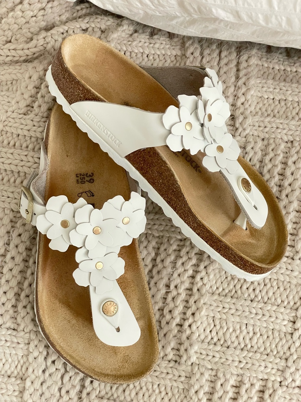 Birkenstock Gizeh Flowers White Sandals Size 39 Reg Width Boho Cottage - Picture 4 of 7
